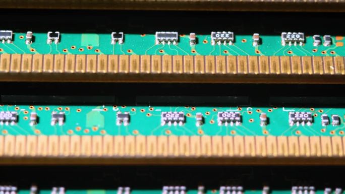 计算机RAM芯片连接器特写。用于PC主板的内存芯片插槽