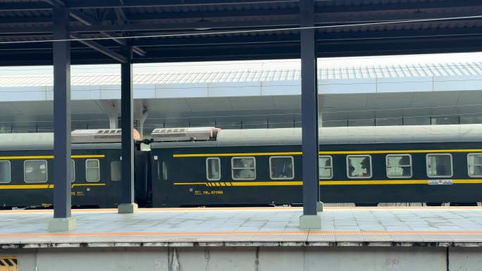 嘉兴火车站和谐号列车