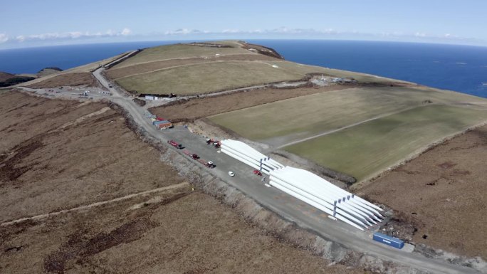风力涡轮机叶片已经准备好在Ålesund外面的haramsjellet上组装。已经安装了8台4.2兆