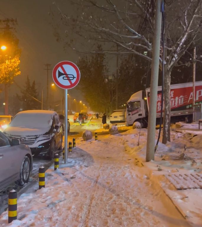 下雪天走在北京夜晚的人行道