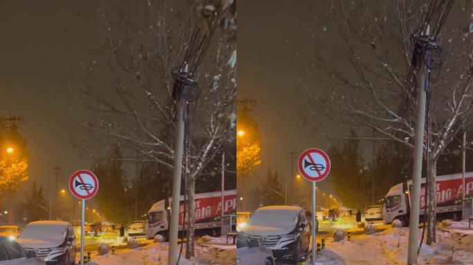 下雪天走在北京夜晚的人行道