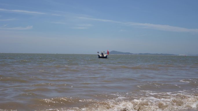厦门一国两制沙滩7月份有船只的海边