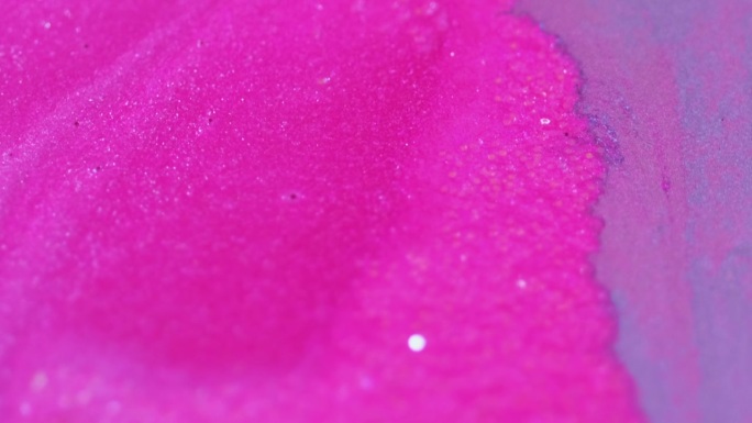 抽象背景闪闪发光的墨水粉紫混合