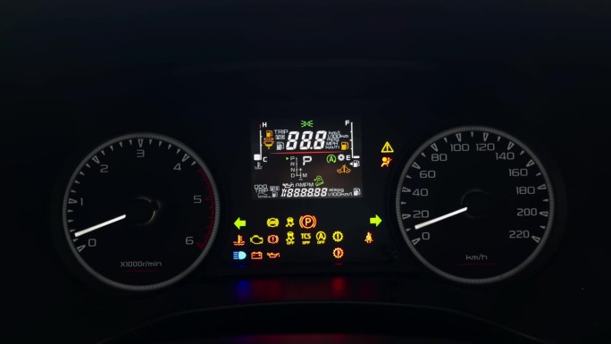 现代汽车速度计。启动发动机时，在行驶前检查各系统的运行情况。