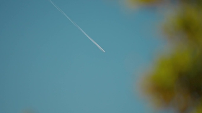 喷气式飞机在蓝天上留下了白色的足迹。飞机起飞或降落。
