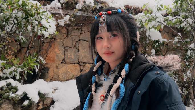 云南景点香格里拉冬季雪景游客美女小姐姐