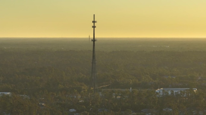 利用无线通信5g天线进行网络信号传输的电信手机塔鸟瞰图