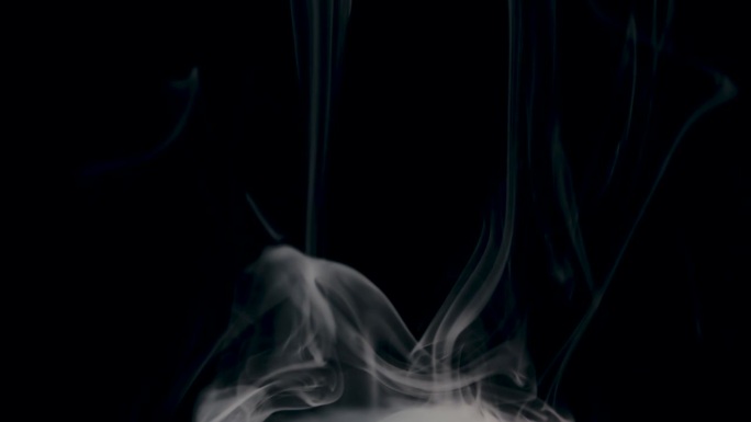 黑色背景上雕刻的白烟