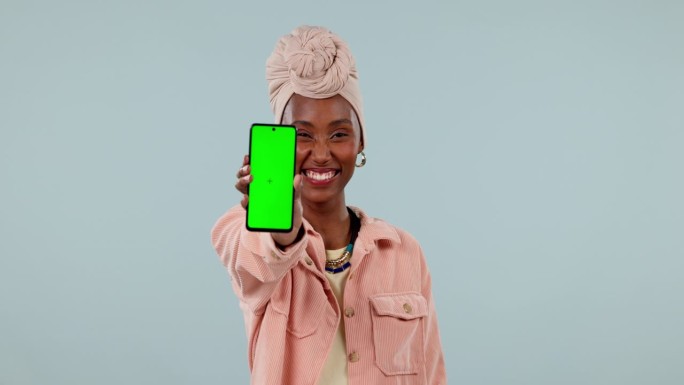 绿屏，模型和技术广告与黑人妇女在演播室，电话屏幕和跟踪标记。网站广告、logo设计、用户体验与app