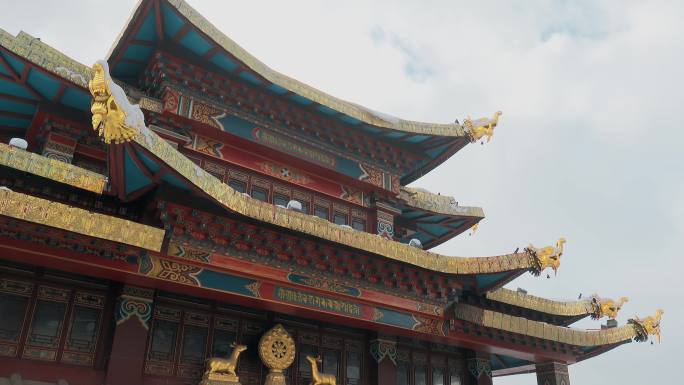 云南景点香格里拉冬季雪景藏式寺庙金顶