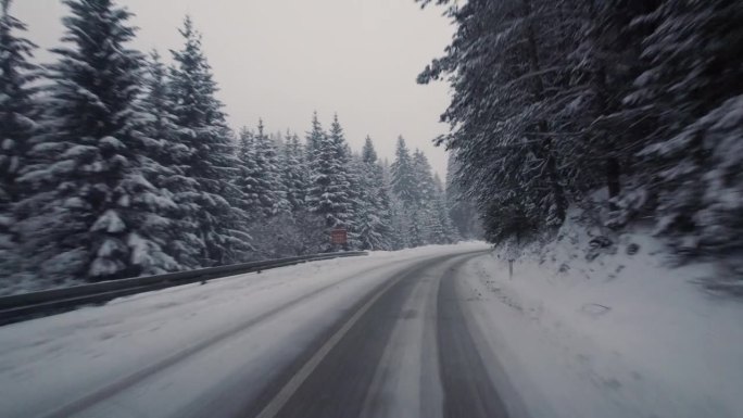 在大雪纷飞的弯道上小心驾驶
