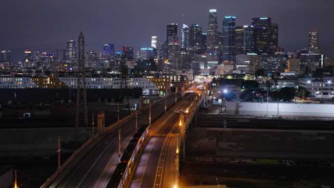 夜间洛杉矶第一街大桥上的地铁列车