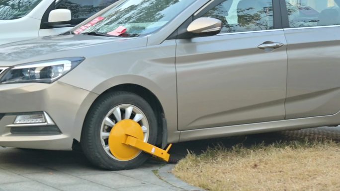 车辆违停人行道，锁车，地锁，消防通道停车