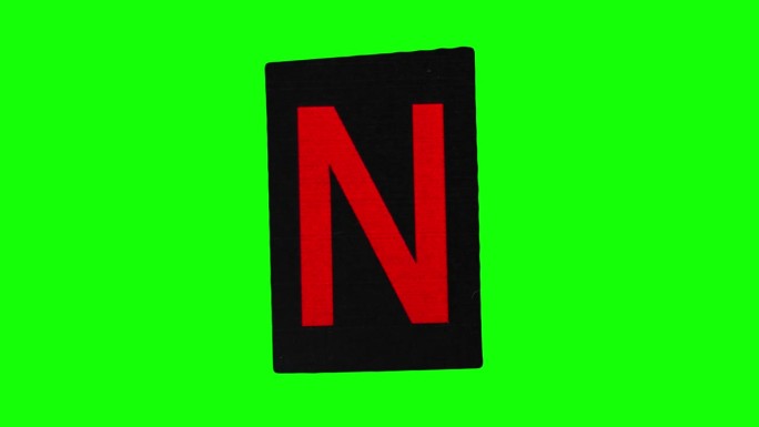 大字母N在黑色矩形的定格动画，纸皱循环在绿色屏幕上