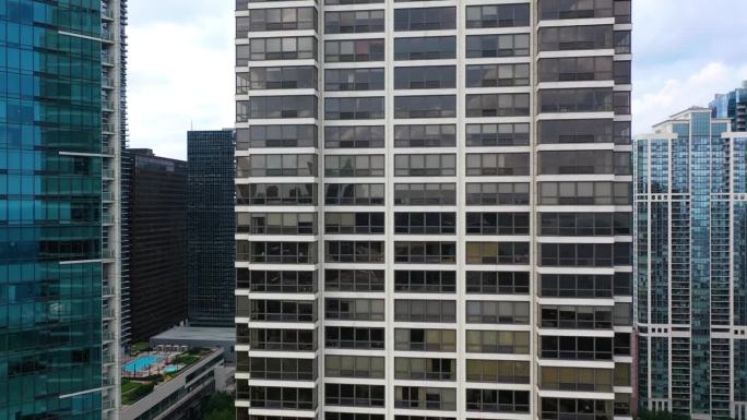 鸟瞰图沿着美国伊利诺斯州芝加哥卢普的一座高层建筑上升