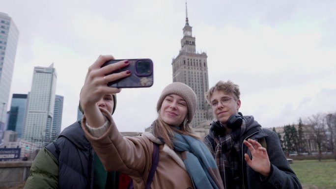 冬日里，青少年在华沙观光