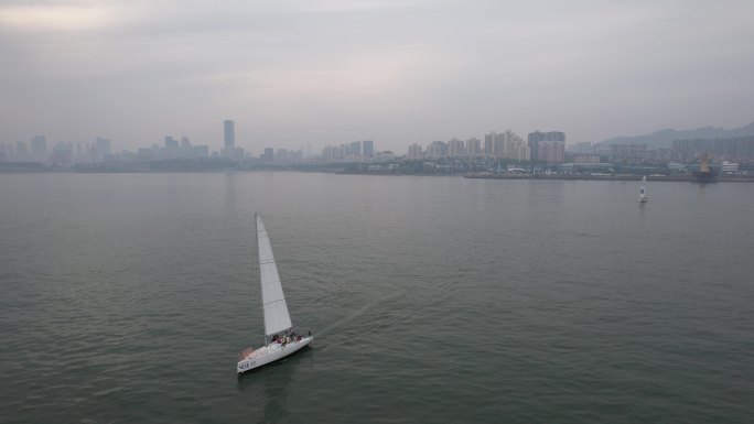 青岛海岸线帆船出海