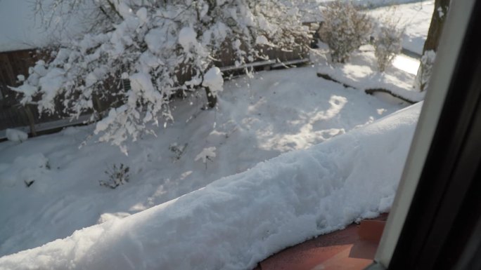 冬天，雪覆盖着农村家庭的天窗和屋顶
