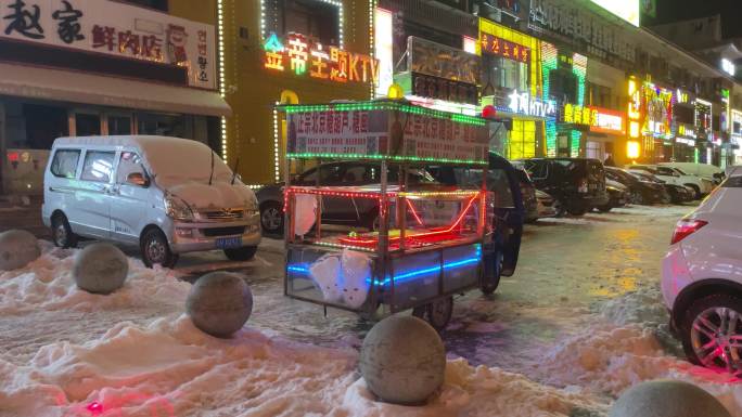 4K原创 寒冷夜晚 雪地移动餐车