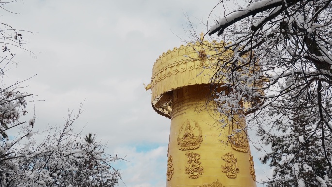 云南景点香格里拉冬季雪景最大转经筒近景