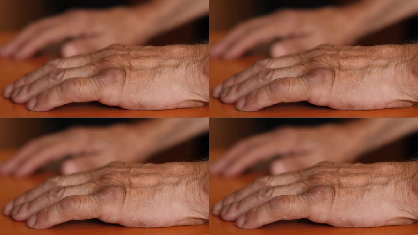 一个老人的手放在桌子上的特写镜头。有选择性的重点。70岁以上领取退休金者。一个老人的手。老年概念。