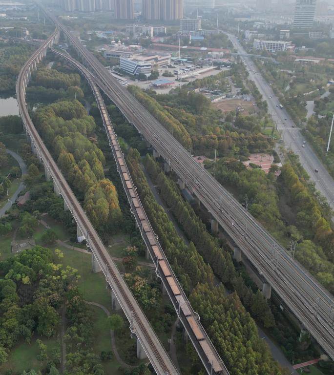 竖屏航拍 武汉火车开过城市远方画面