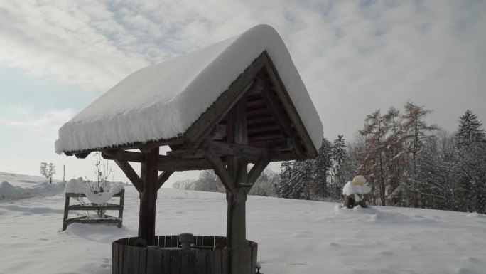 冬季花园中积雪覆盖的木结构