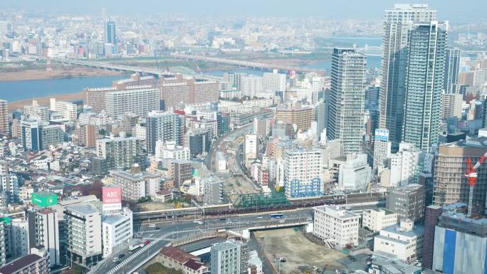 从日本梅田天空大厦鸟瞰大阪市