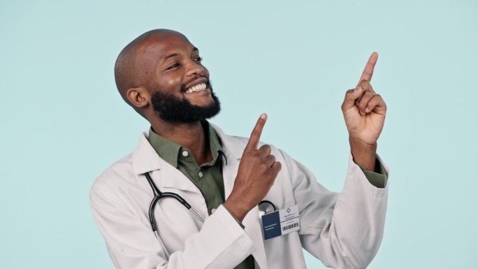 快乐的黑人，医生，在广告或营销方面的指手画脚。非洲男性人士，医疗或保健专业显示通知，警报或信息的模型