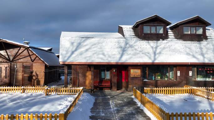 敖鲁古雅鄂温克族猎人民居雪景