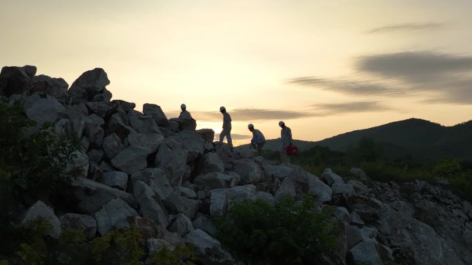 登山攀岩勘测协同合作夕阳剪影航拍