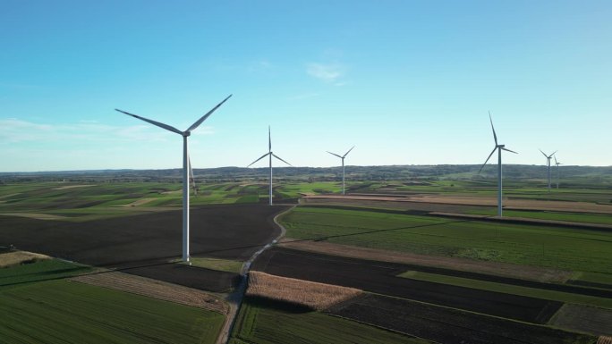 波兰Łańcut附近农田里正在运转的风力涡轮机