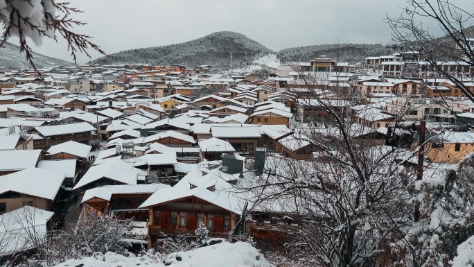 云南景点香格里拉冬季雪景藏式房屋