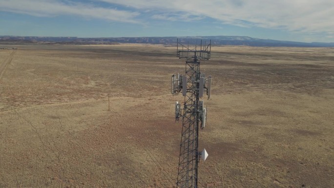 电信塔的近景鸟瞰图。在电信塔的顶部安装了天线和发射器，可以传输lte、5g、4g网络和移动gsm运营