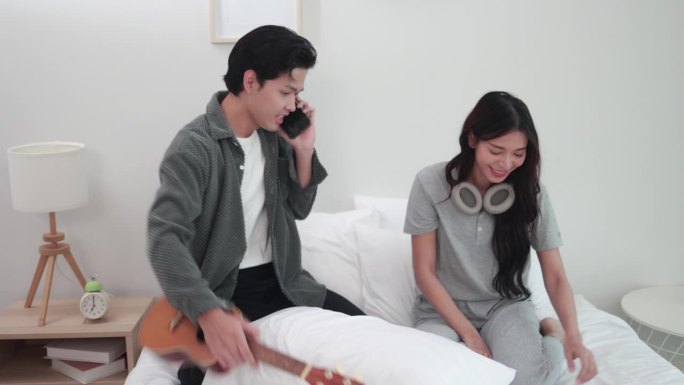 家庭幸福:亚洲夫妇在卧室里的枕头大战，一个关于爱和幸福的暖心故事