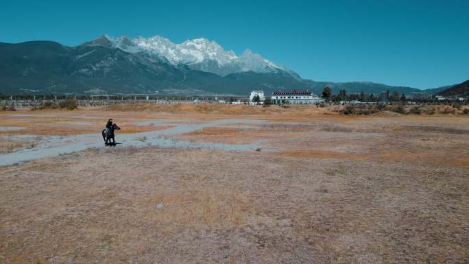 云南旅游骑马驰骋丽江玉龙雪山马场