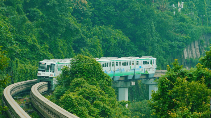 重庆地标李子坝轻轨地铁穿楼地铁站城市街景