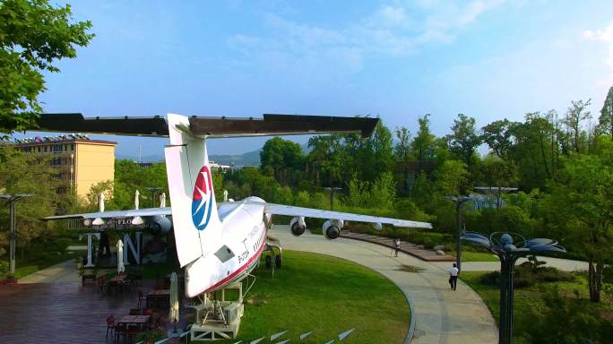 公园飞机模型大型飞机展示参观客机俯瞰飞机