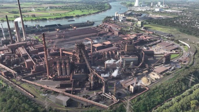 重金属工业，高炉，德国最大的钢铁厂之一，高烟囱，这是烧结厂的一部分。