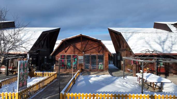 敖鲁古雅鄂温克族猎人民居雪景