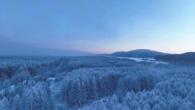 航拍大兴安岭雪色山林冻雾