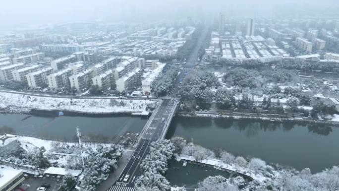 宣城雪景鳌峰路冬季下雪城市航拍大桥