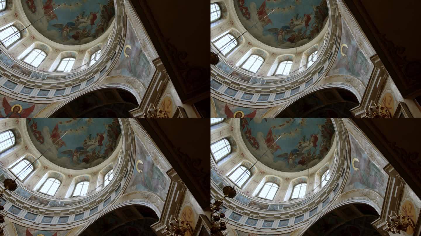 俄罗斯东正教教堂拱顶天花板上的壁画。壁画上的圣经主题。古老的图纸。中世纪的教堂。带有圣经故事主题的壁