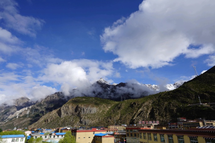 西藏318然乌镇2雪山村庄风光延时