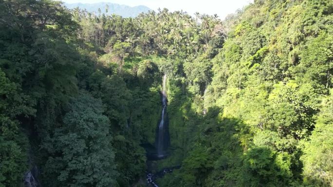 鸟瞰斐济瀑布(被称为三重瀑布)，巴厘岛，印度尼西亚