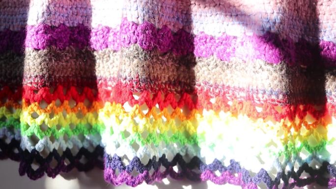 彩色线编织的地毯，碎片在阳光下的特写