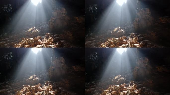 阳光照射进桂林喀斯特溶洞形成丁达尔现象