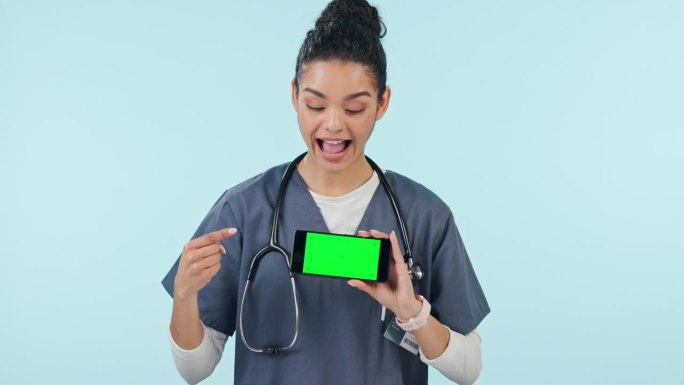快乐的女人，医生和手机与绿色屏幕的广告模型工作室对蓝色背景。女性肖像，医疗或保健护士显示手机应用程序