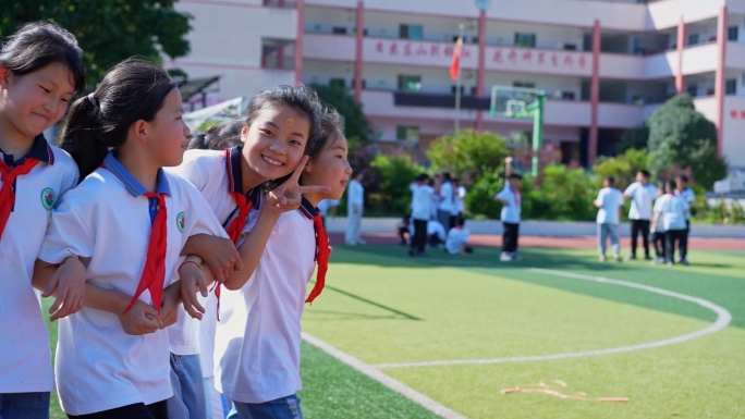 实拍乡村小学操场上运动踢球的学生