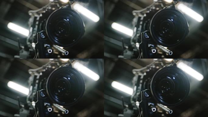 专业电影摄影机和长焦变焦镜头的低角度拍摄，对焦马达转动齿轮，镜头元件移动，改变对焦距离。背景是工作室